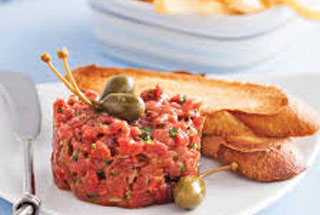 Tartare le classique (180 g) et condiments, frite